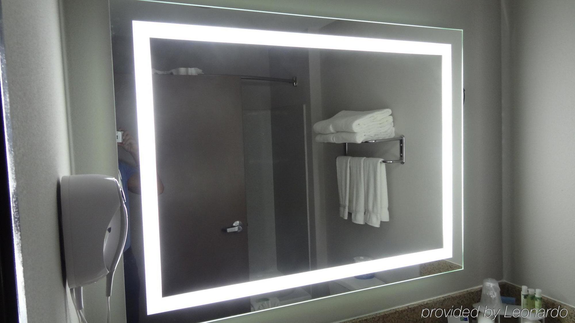 Holiday Inn Express Hotel Kansas City - Bonner Springs By Ihg Eksteriør billede