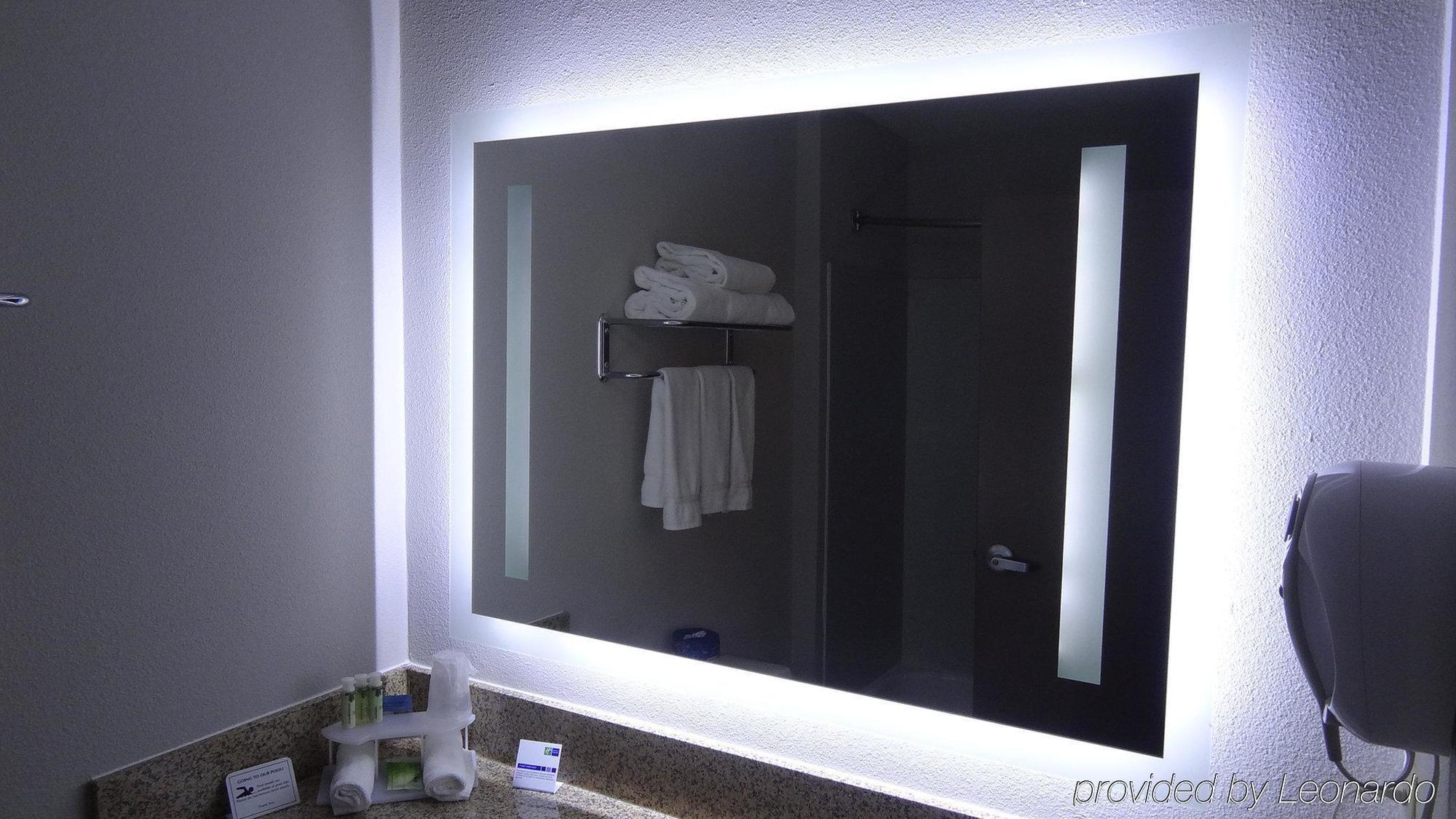 Holiday Inn Express Hotel Kansas City - Bonner Springs By Ihg Eksteriør billede